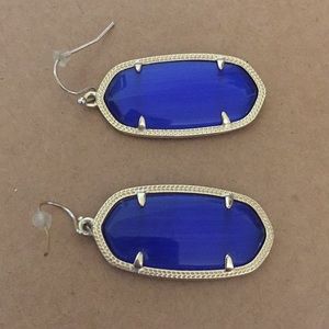 Kendra Scott Elle earrings in Navy’s Cat eye